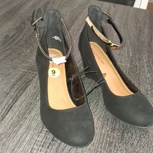 Andiamo/ Black Wedges W Gold Accent- W Sz 9